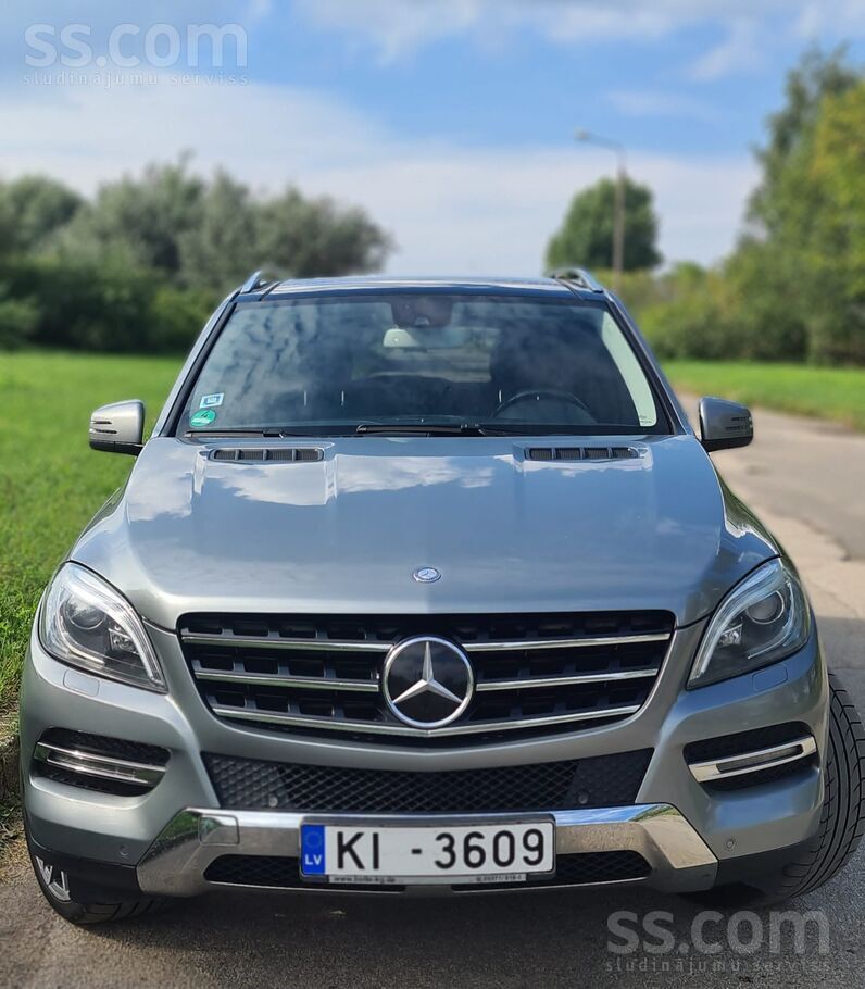 Pārdodu ML 350 bluetec 4 matic. Vasaras riepu un ziemas riepu komplekti uz l