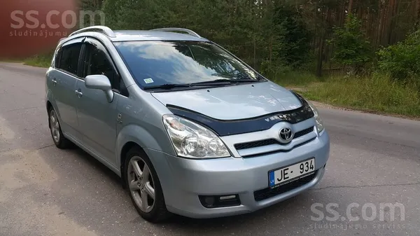 Продаю Toyota Corolla Verso 2.2 дизель спортивного типа, навигация, в хороше