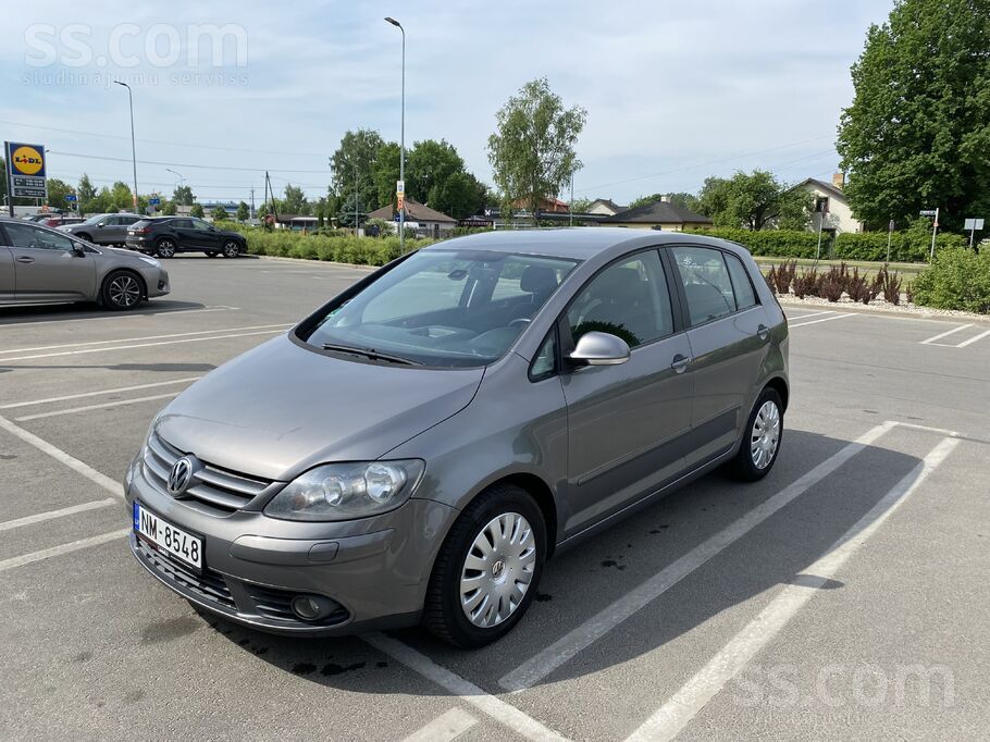 Volkswagen Ļoti labā vizuālā un tehniskā stāvoklī, rūsas nav.