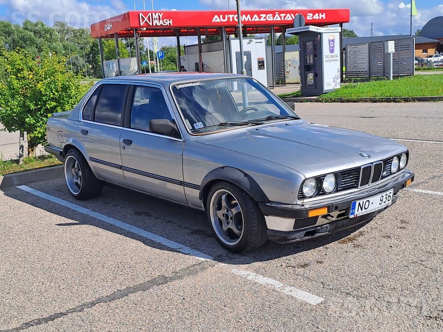 BMW E30 1987.gada, ar reģistrētu A4 pārbūvi, ceļa nodo