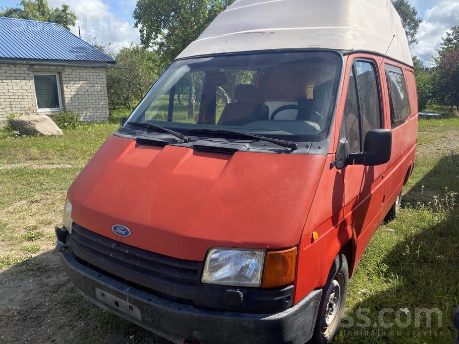 Ford Kemers ar gultasnvietam virtuvi, leduskapi, izliet