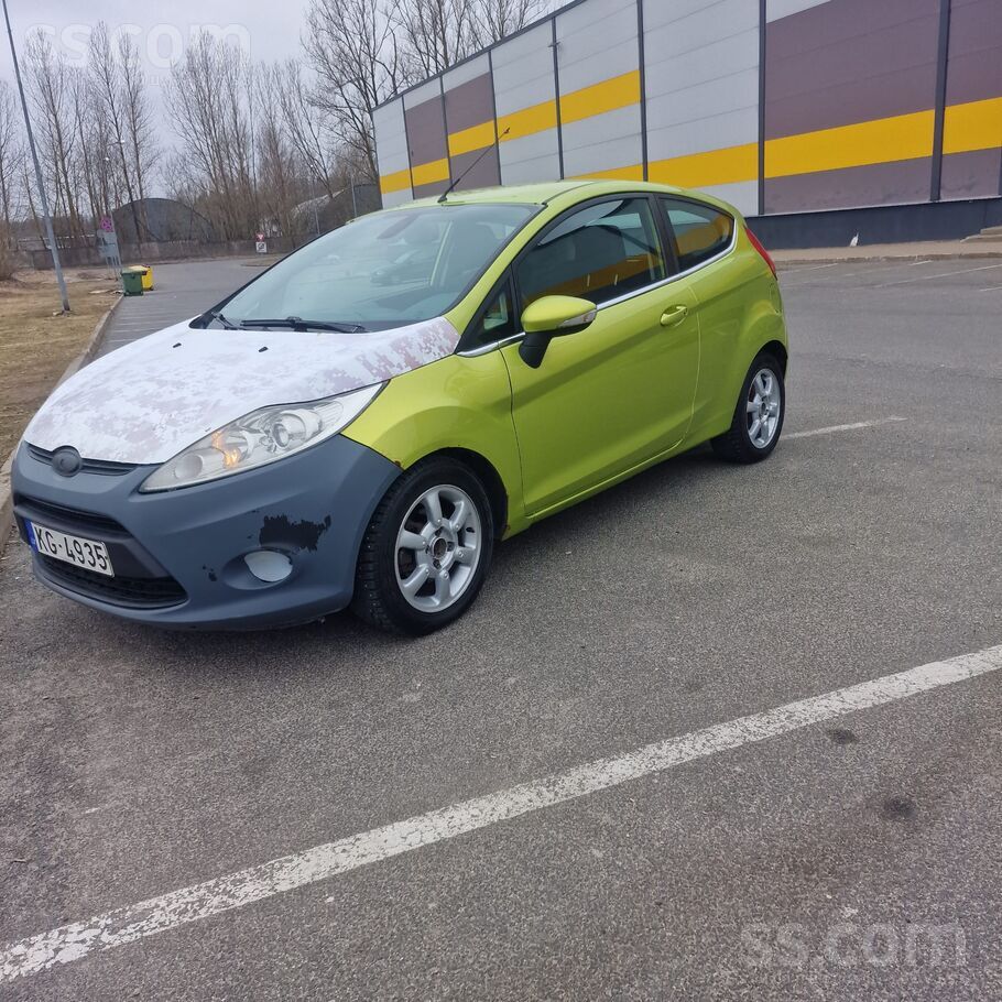 Ford Pārdodu ikdienas lielisko auto Ford Fiesta. Auto l