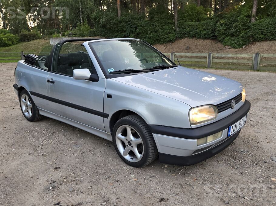Volkswagen Golf 3 Cabrio 1.8 benzīns, 55 kW. Jumts siltināts. Centrālā atslē