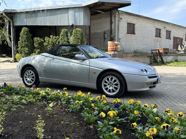 Pārdodu Alfa Romeo Spider 2000. gada ar 1.8 Twin Spark dzinēju. 
Tikko izie