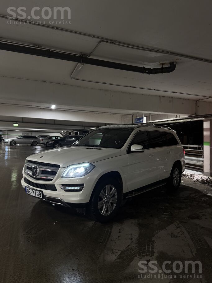 2014. gada izlaidums. 
Nobraukums 110 000 km, agrāk izmantots vēstniecībā,