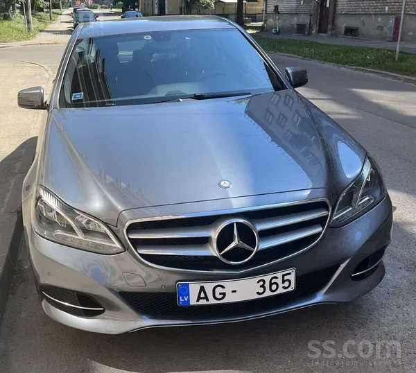 Mercedes Отличное состояние. Чёрная обшивка потолка. Средни