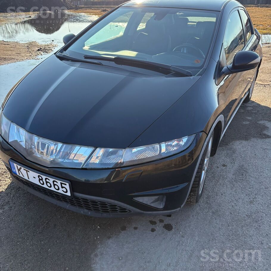 Tiek pārdota Honda Civic labā tehniskā un vizuālā stāvoklī. Ir veikti tehnis