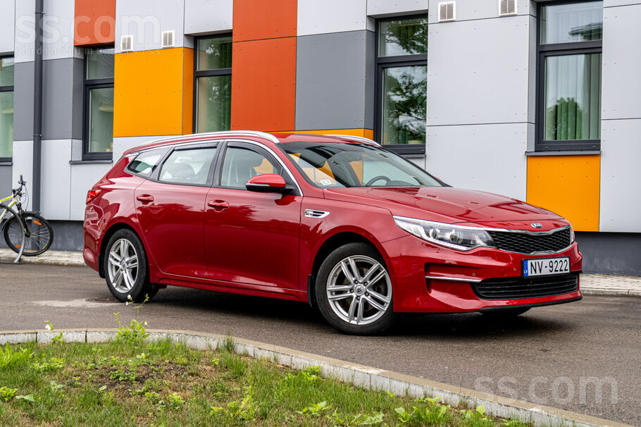 Kia Optima 1, 7 litru dīzeļdzinēju un automātisko transmisiju.
-Melns au