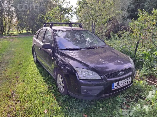 Ford Savu jau nokalpojis auto ar defektiem: rūsa (sliek