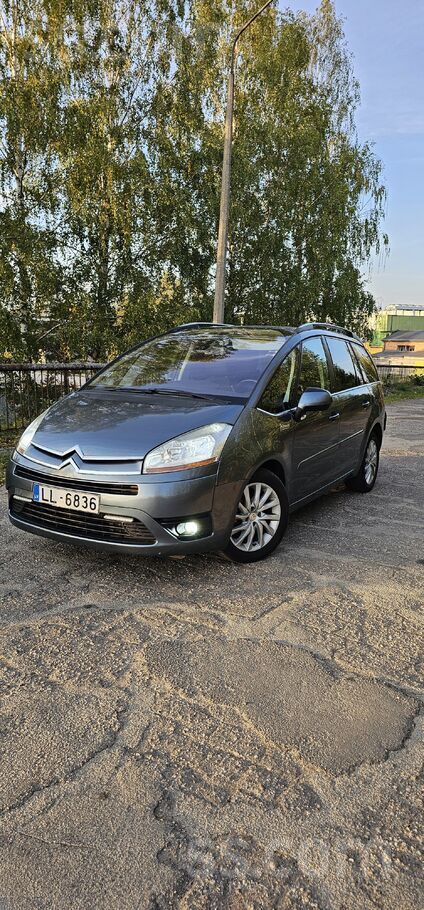 Citroen Продам хороший семейный 7 местный автомобиль. 
