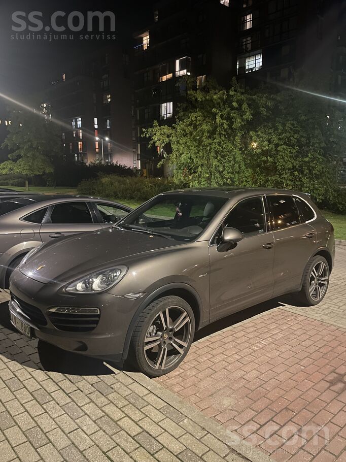 Pārdodu Porshe Cayenne diesel 3.0. Ir panorāmas lūka, Divi atslēgu komplekti