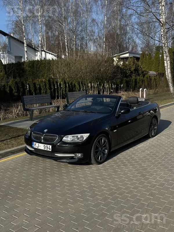 BMW Skaists BMW E93 kabriolets lieliskā stāvoklī. Uzti