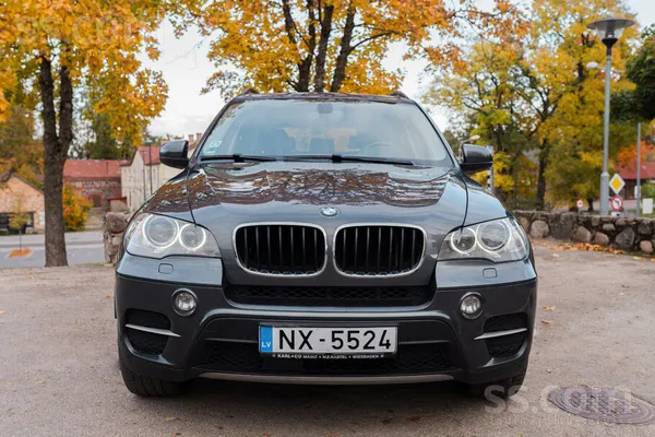 BMW Pārdodu BMW X5 xDrive 3.0D ar 180 kW motoru. 