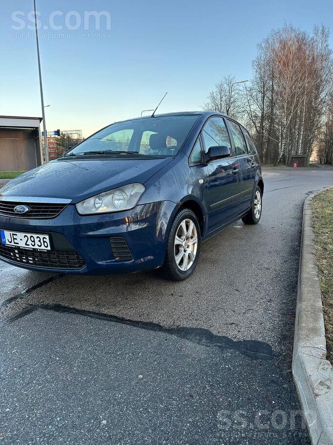 Ford Auto tehniski normalā stāvoklī rūc brauc un šķiļās