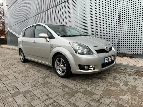 Toyota Facelift modelis ar tumšo optiku.