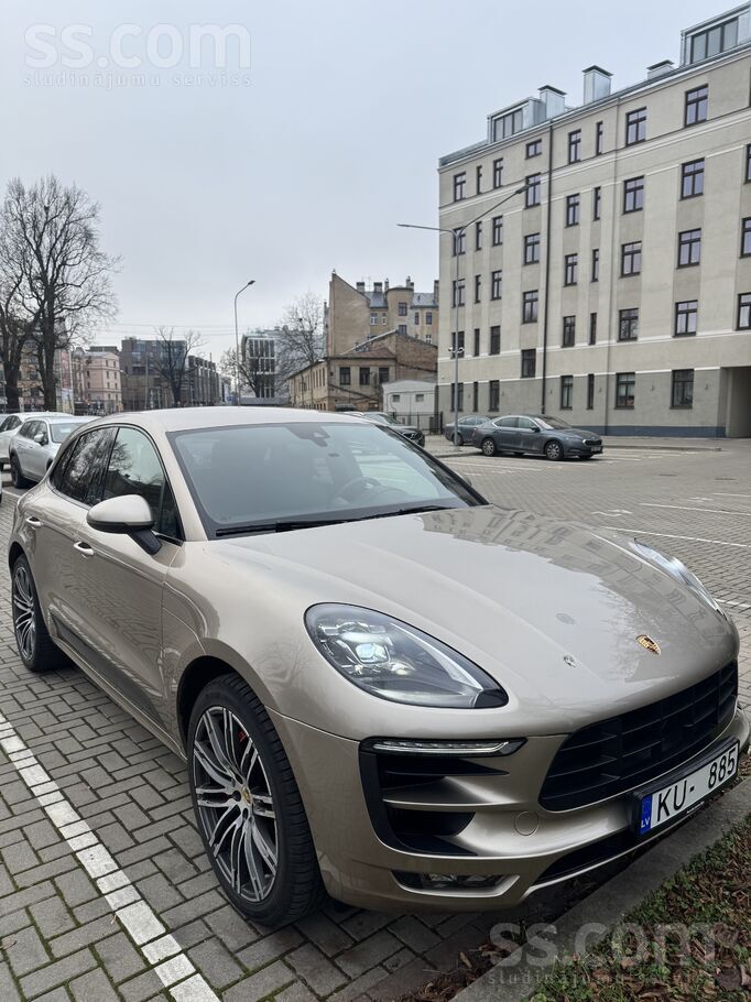Porsche Macan G T S , auto aprīkots ar jaunām ziemas riepā