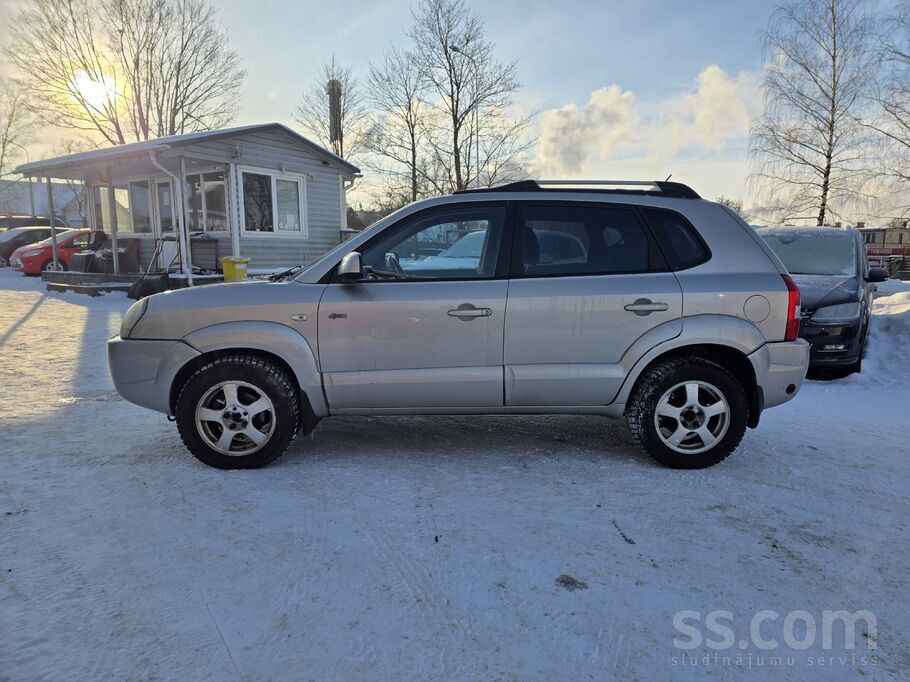 Hyundai Tucson, 4x4, 2.0 , benzīns-gāze, 104 kW/ 142 z. s. , manuālā ātrumu