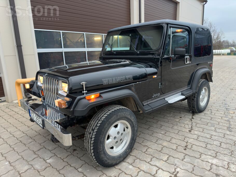 Pārdod auto ar vēsturisku statusu. 1988.gada Jeep Wrangler 2.5 benzīna motor