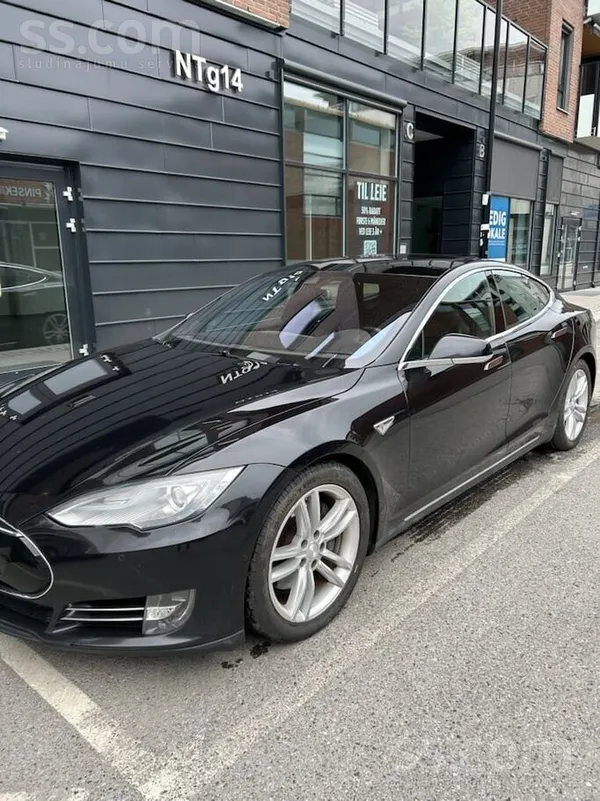 Tesla S 85D 4x4 maiņa neinterese
7-vietīgā 
445km range

Free Tesla Supercharger