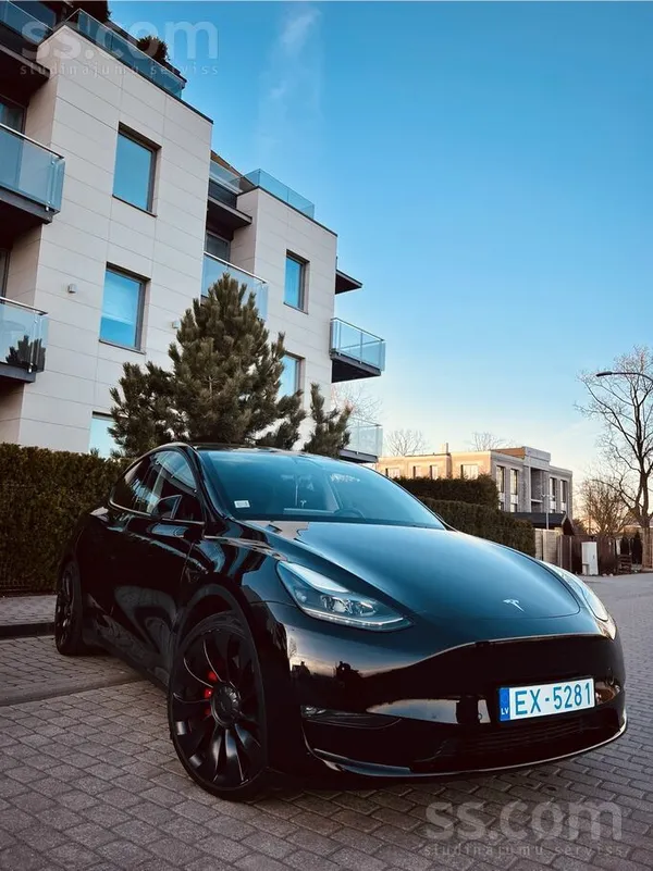 Владелец продает полнейшую версию Tesla Y Performance. Европейская, куплена новой, 1
