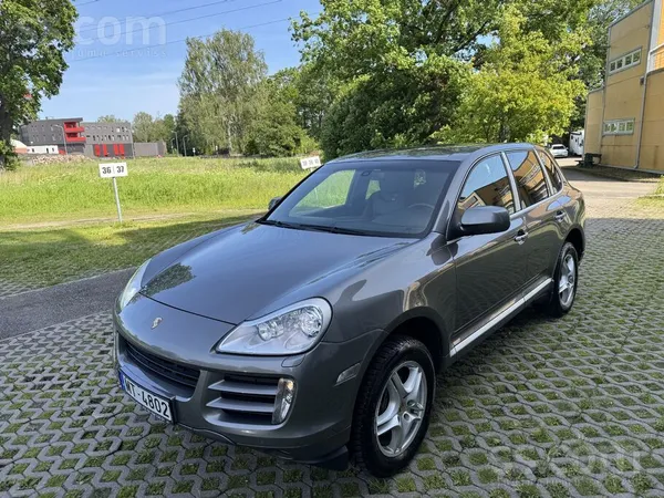 Porsche Izskatās labi. 