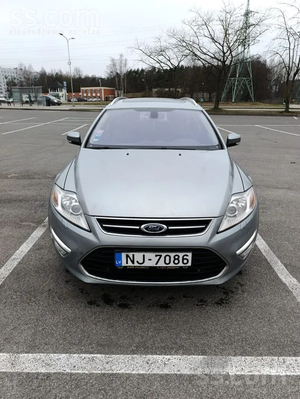 Ford Pārdodu uzticamu un ietilpīgu ģimenes automobīli. 