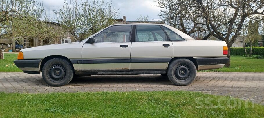 Audi 100.
Apakša no 2.3(Nf)
Ādas beņķi, lūka.
Augšējām virsmām laka nonā
