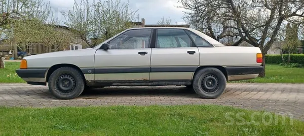 Audi Audi 100.