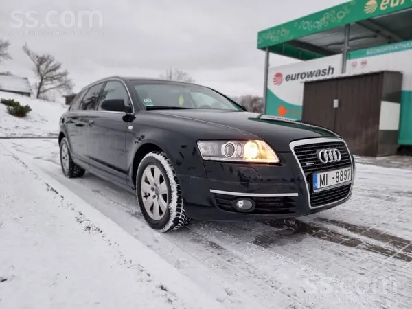 Audi Pārdodu koptu, čipotu Audi quattro. Virsū stāv pra