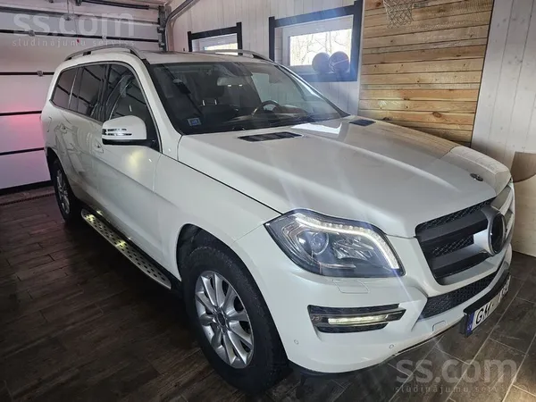 Mercedes Automašīna jāredz dzīvē, spīd un laistās, viss dar