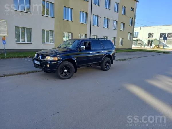 Mitsubishi Pārdodu 2-durvju Pajero. Jauns vējstikls ar slotu 