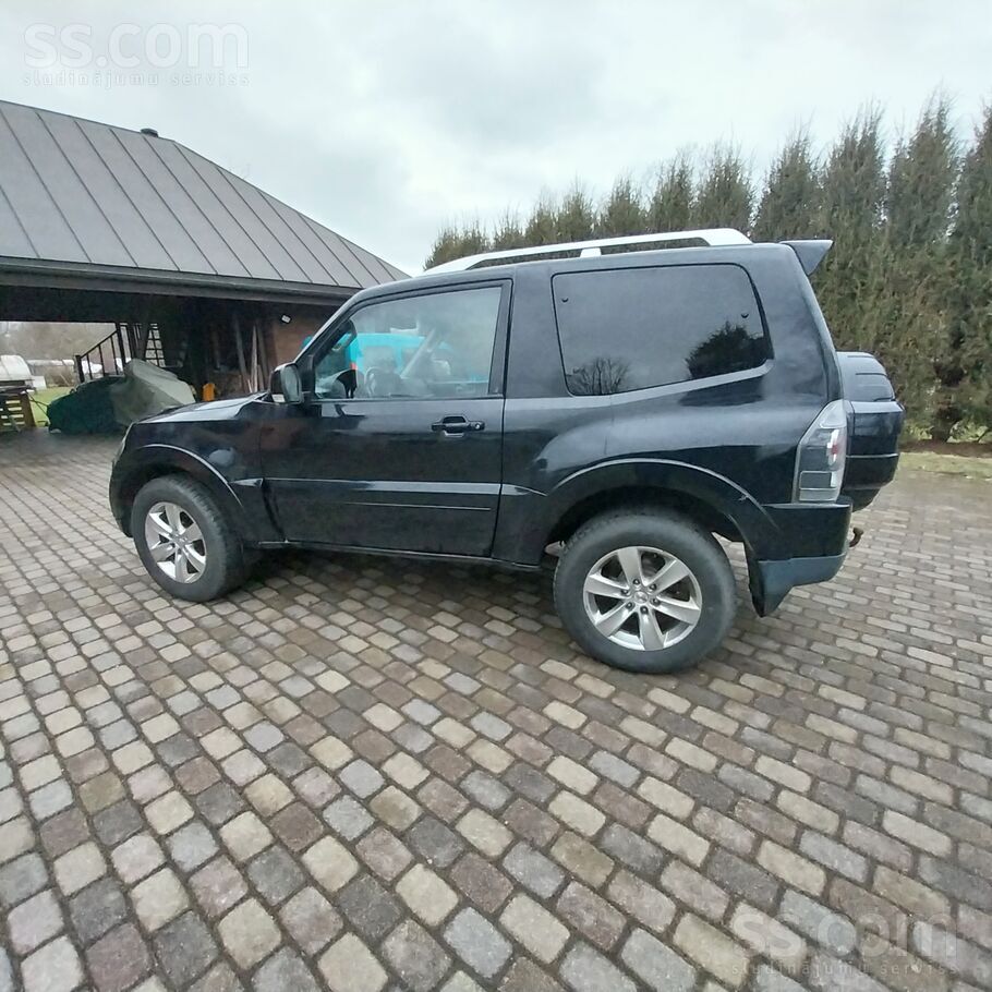 Pārdodu 2-durvju Pajero. Jauns vējstikls ar slotu sildītājiem (vecajam 2 zir