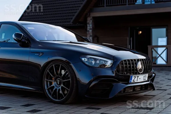 Mercedes-Benz Connect navigācijas pakalpojumi;
- Viedtālruņa integrācijas p