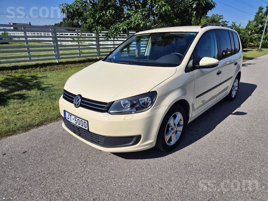 Uzņēmums pārdod VW Touran 2014. gada ar 2.0 dīzeļdzinēju. Auto labā tehniskā