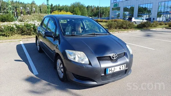 Toyota Automašīna ir labā tehniskā stāvoklī un neprasa ie