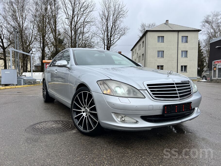 Продаю , автомобиль премиум класса , для своего возраста в отличном состояни