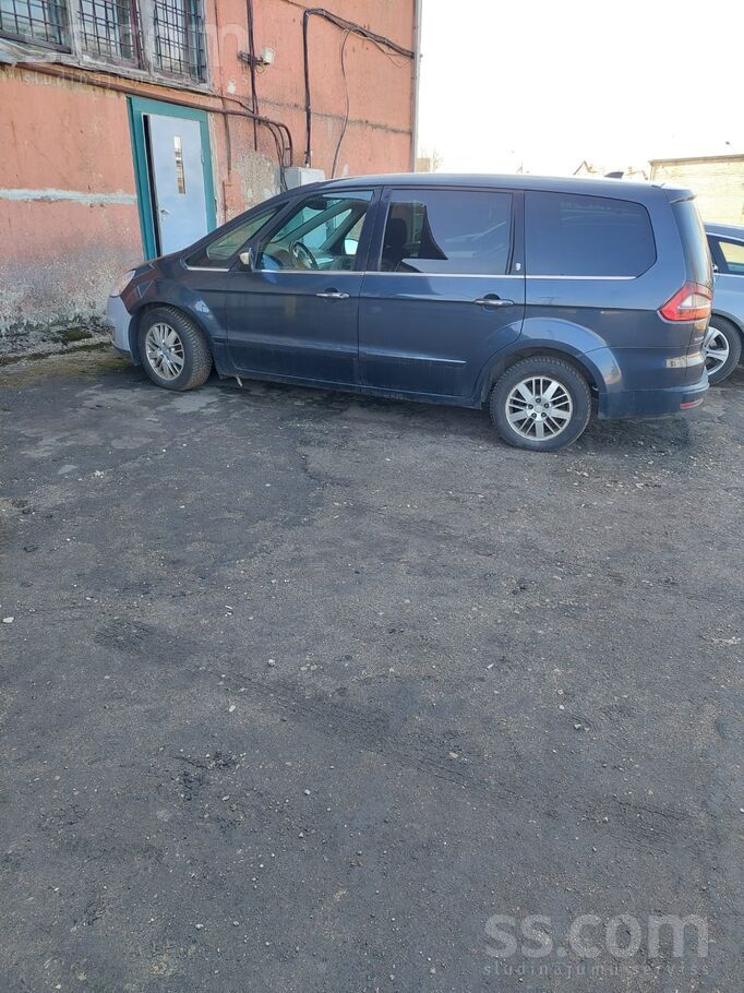 Ford Машина в нормальном состоянии.