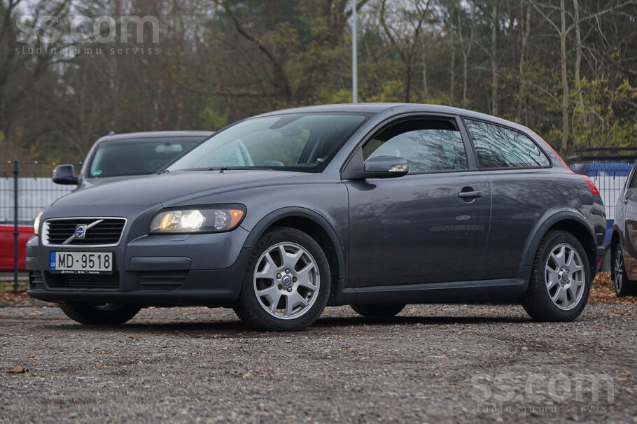 Volvo 2.0D, mehānika, ādas multi stūre, klimata kontrole