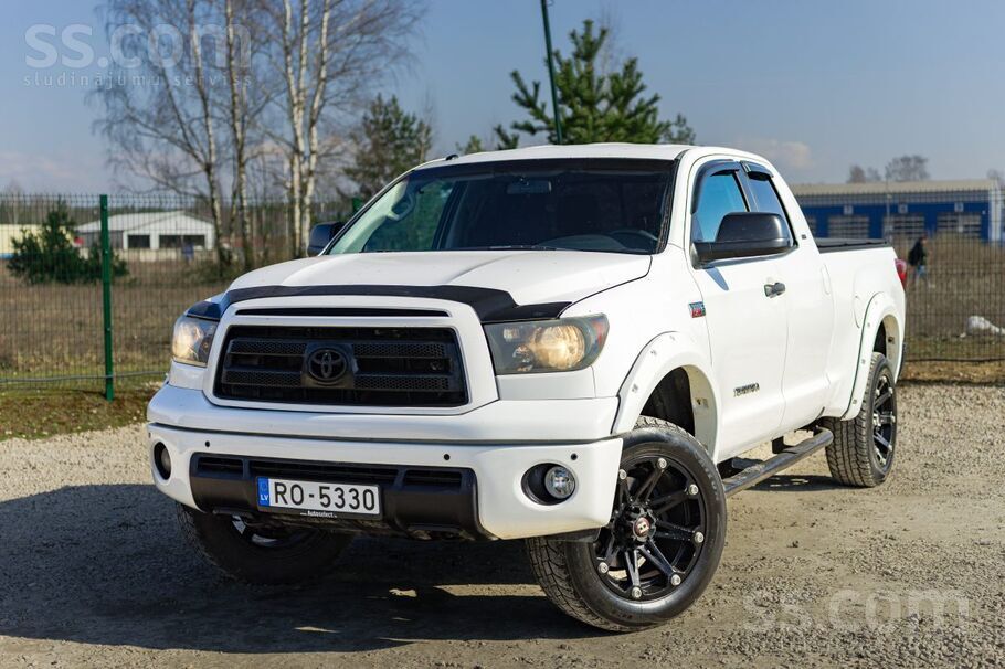 Toyota Tundra ar 5.7 litru benzīn/naftas gāzes dzinēju un automātisko transm