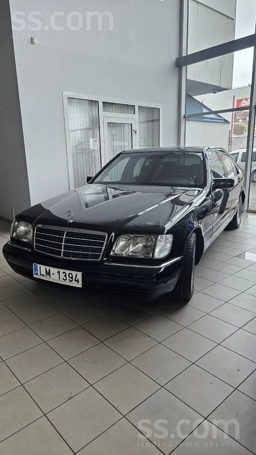 Mercedes Darzciema 60a mašīna stāv salonā. 