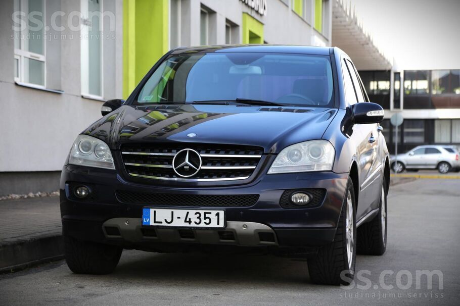 3.0d/165kw, automāts, 4x4 pilnpiedziņa, pusādas sēdekļi ar apsildi, elektris