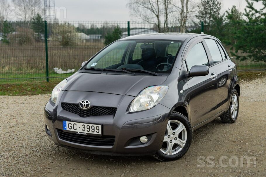 Toyota Toyota Yaris ar 1.3 litru benzīndzinēju un automāt