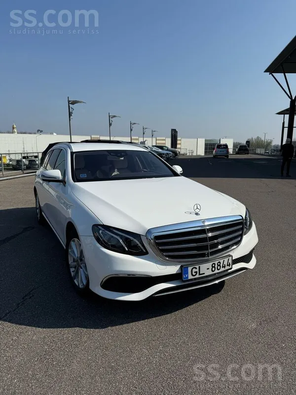 Mercedes Pārdošanā E350 ar ļoti bagātīgu komplektāciju.