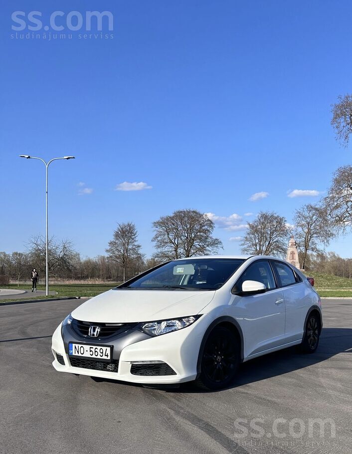 Tikai 4 litri uz 100km. Pardodam labu Honda Civic Baltā perlamutra krāsā ar