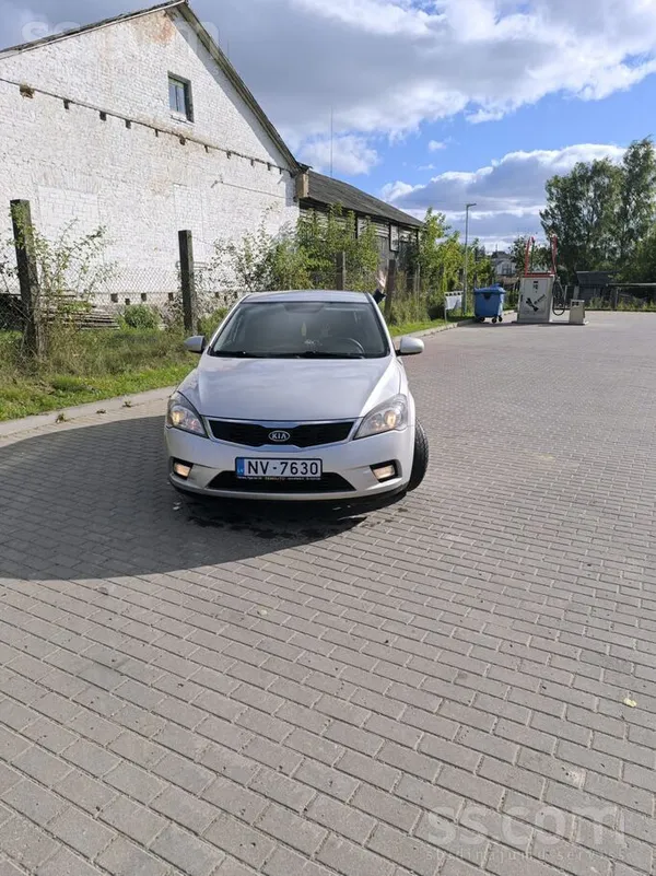 Продаётся автомобиль соответствует своему году. Экономный, комфортный автомо