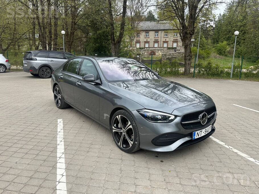 Praktiski jauna automašīna ar daudziem retajiem opcijam (sēdekļu apsilde vis