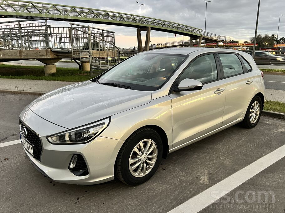 Neliels oriģinālais pārbaudams nobraukums.
Apsildāma stūre un sēdekļi, atp