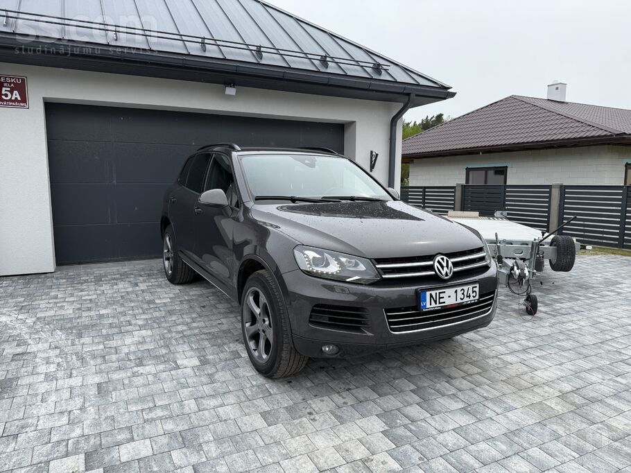 Volkswagen VW Taureg pelēki/brunā hamelion krāsā. tehnisku de
