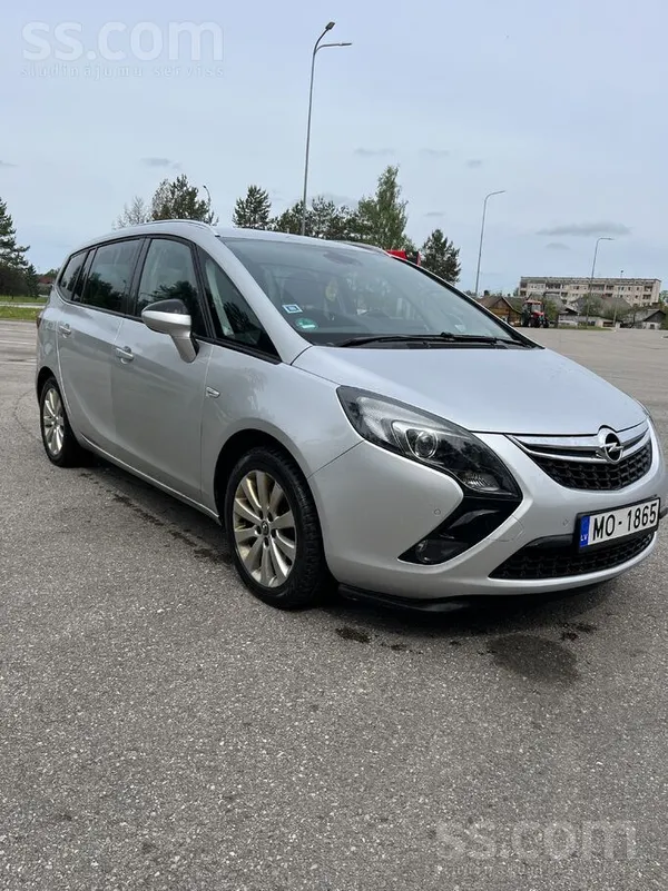 Продаю отличный семейный автомобиль. По кузову машина в отличном состоянии,