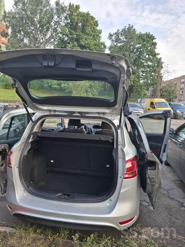 Ford Ford B-Max ar 1.0 litru benzīn dzinēju un manuālo 